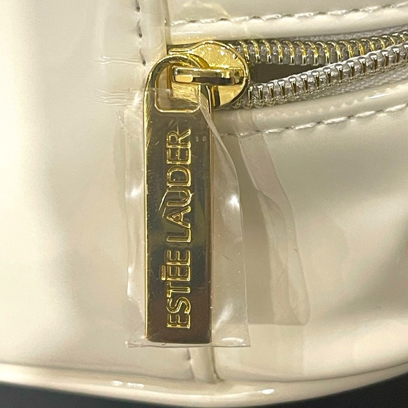 ❤️🔥HOST PICK 🔥🌸Brand New Estée Lauder cosmetic Bag in white patent/glossy - Picture 3 of 9